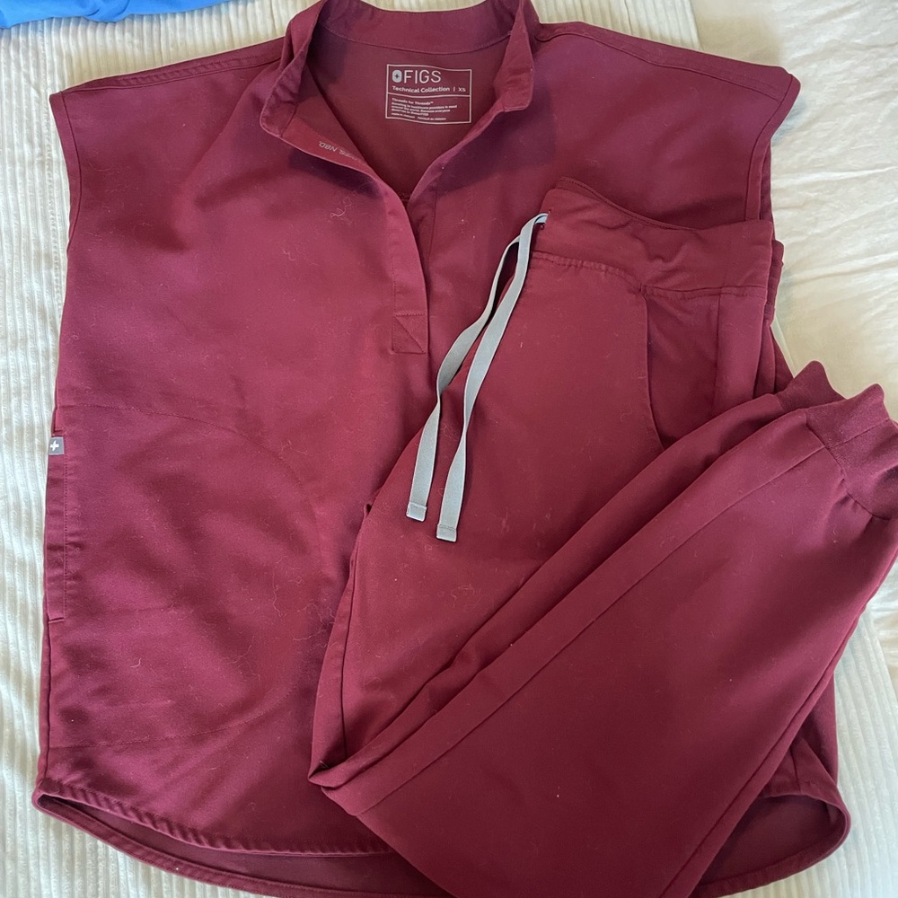 FIGS maroon scrub set Zamora joggers XS Rafaela Top XS